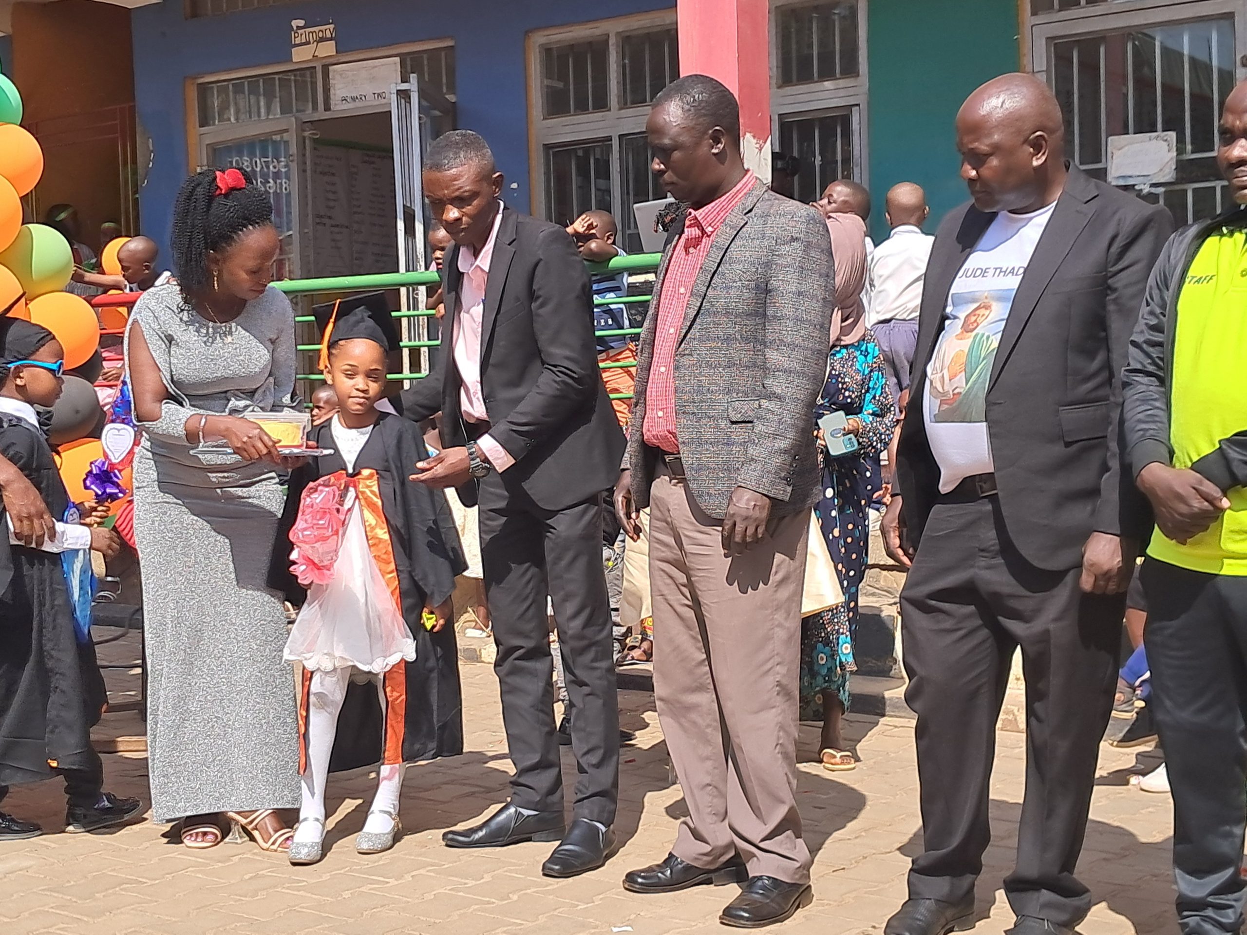 Omutongole wa Ssaabasajja Kabaka owe Buyala, Kivumbi Flujensio Kyekulidde rewarding top class learners on their celebration day to Primary section.